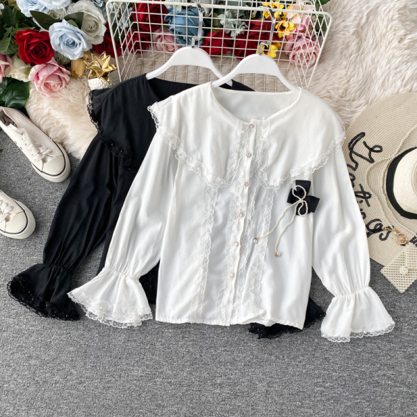 Modern női ing csipkével és fekete-fehér szalaggal