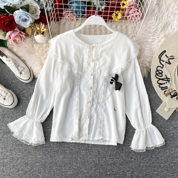 Modern női ing csipkével és fekete-fehér szalaggal