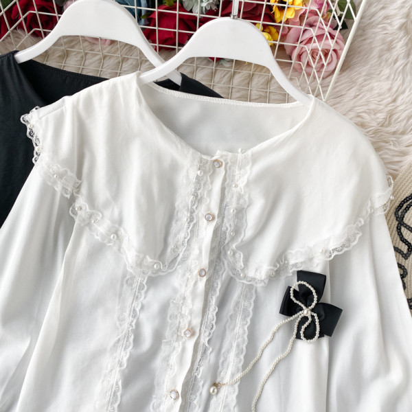 Modern női ing csipkével és fekete-fehér szalaggal