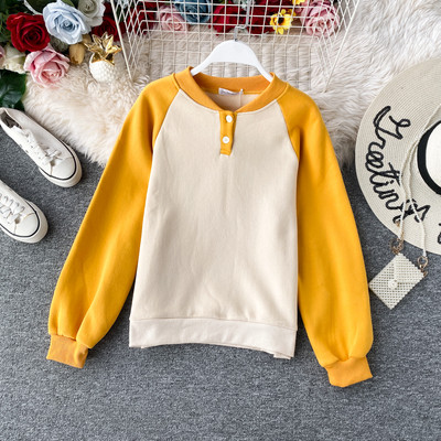 Μοντέρνα γυναικεία μπλούζα με κουμπιά και οβάλ λαιμόκοψη σε τρία χρώματα