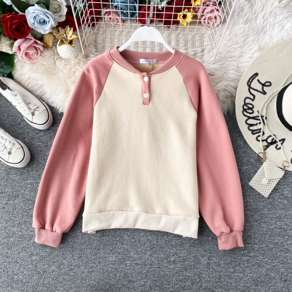 Μοντέρνα γυναικεία μπλούζα με κουμπιά και οβάλ λαιμόκοψη σε τρία χρώματα