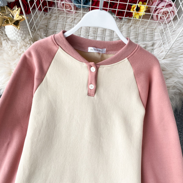 Μοντέρνα γυναικεία μπλούζα με κουμπιά και οβάλ λαιμόκοψη σε τρία χρώματα