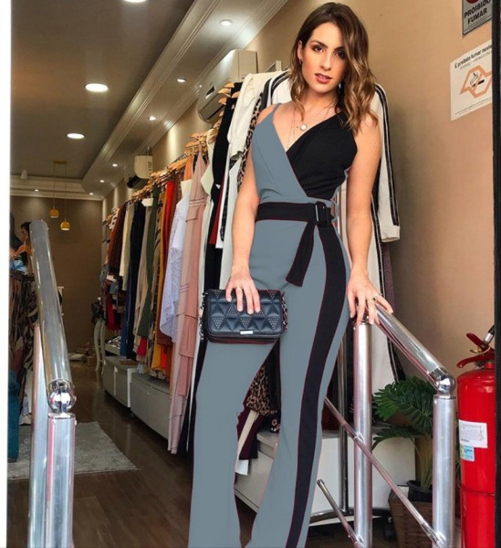 Μοντέρνα γυναικεία ολόσωμη  φόρμα με βαθύ λαιμόκοψη και ζώνη σε τέσσερα χρώματα