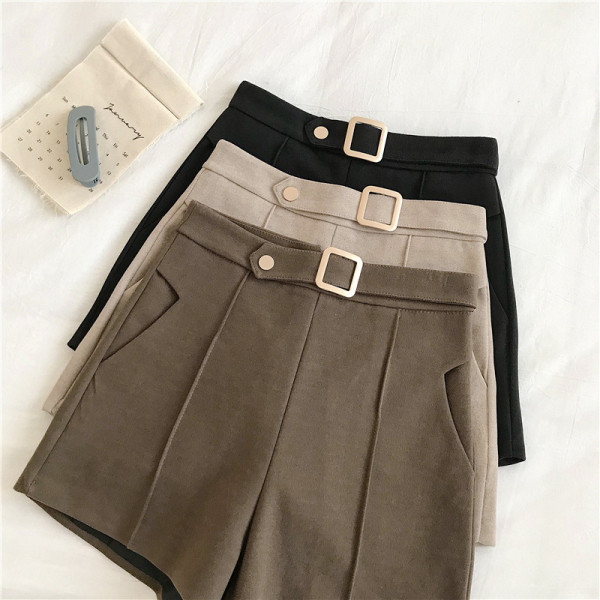Női rövidnadrág három színben övvel és zsebekkel
