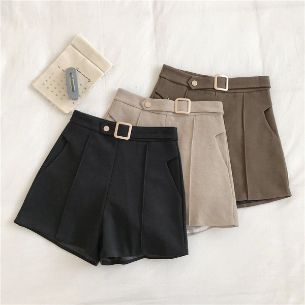 Női rövidnadrág három színben övvel és zsebekkel