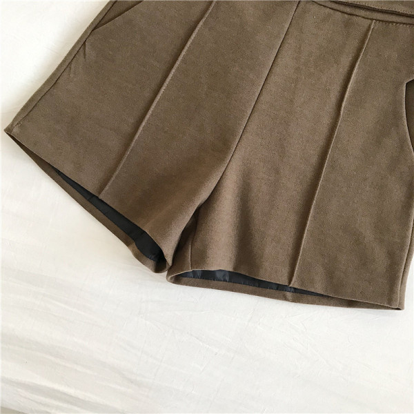 Női rövidnadrág három színben övvel és zsebekkel