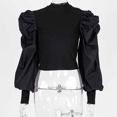 Μοντέρνα γυναικεία μπλούζα με ψηλό γιακά και φαρδύ μανίκι σε λευκό και μαύρο χρώμα