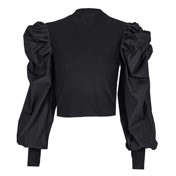 Μοντέρνα γυναικεία μπλούζα με ψηλό γιακά και φαρδύ μανίκι σε λευκό και μαύρο χρώμα