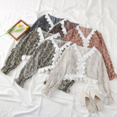 Νέο μοντέλο μοντέρνα κοντή μπλούζα με λαιμόκοψη και floral μοτίβα