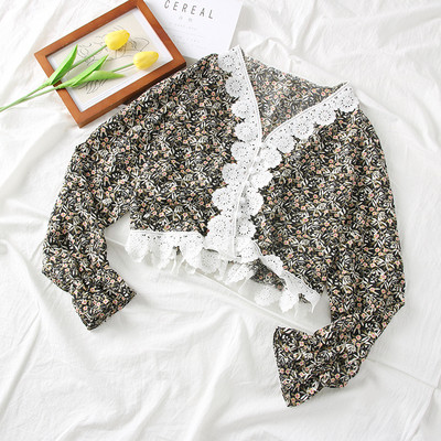 Νέο μοντέλο μοντέρνα κοντή μπλούζα με λαιμόκοψη και floral μοτίβα