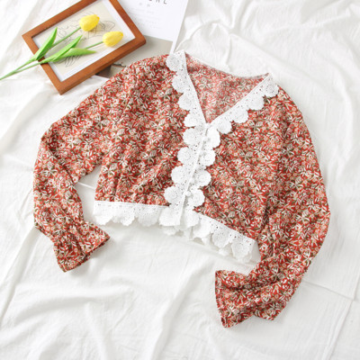 Νέο μοντέλο μοντέρνα κοντή μπλούζα με λαιμόκοψη και floral μοτίβα