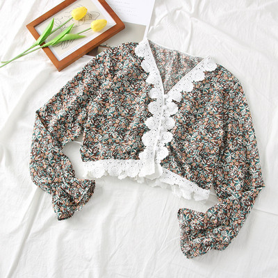 Νέο μοντέλο μοντέρνα κοντή μπλούζα με λαιμόκοψη και floral μοτίβα