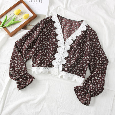 Νέο μοντέλο μοντέρνα κοντή μπλούζα με λαιμόκοψη και floral μοτίβα