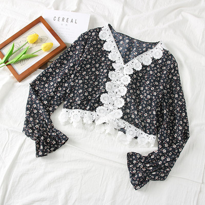 Νέο μοντέλο μοντέρνα κοντή μπλούζα με λαιμόκοψη και floral μοτίβα