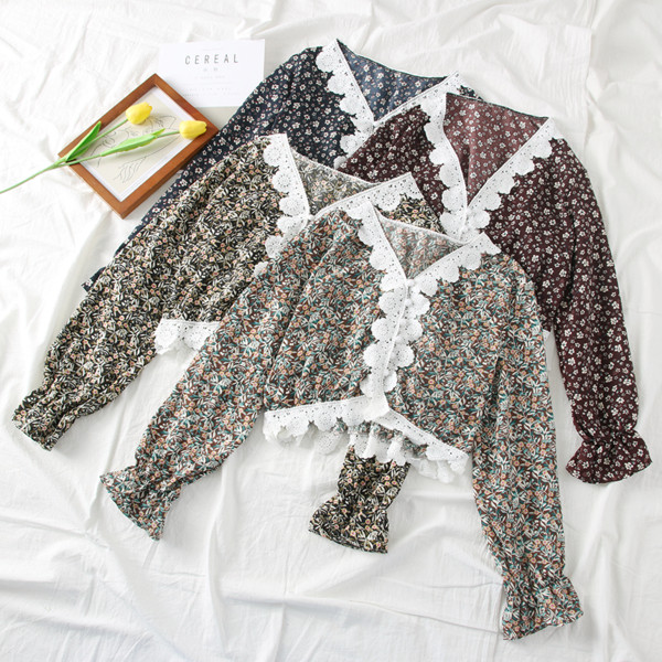 Νέο μοντέλο μοντέρνα κοντή μπλούζα με λαιμόκοψη και floral μοτίβα