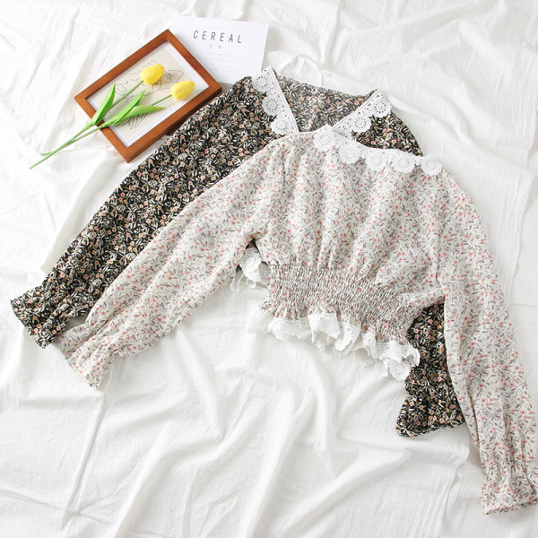 Νέο μοντέλο μοντέρνα κοντή μπλούζα με λαιμόκοψη και floral μοτίβα