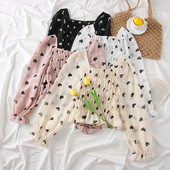 Modern női blúz sifon szívecskékkel és négyzet alakú nyakkivágással több színben - testhezálló modell