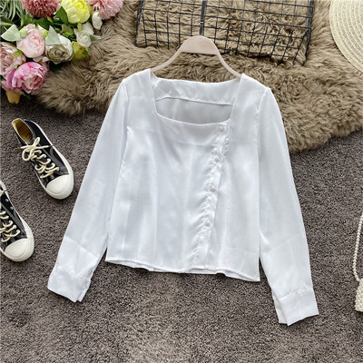 Μοντέρνο γυναικείο πουκάμισο με τετράγωνο λαιμόκοψη και κουμπιά σε διαφορετικά χρώματα