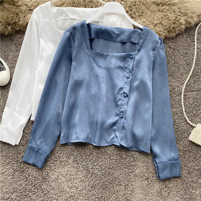 Μοντέρνο γυναικείο πουκάμισο με τετράγωνο λαιμόκοψη και κουμπιά σε διαφορετικά χρώματα