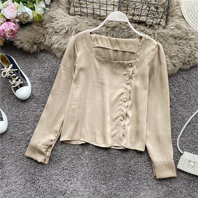 Μοντέρνο γυναικείο πουκάμισο με τετράγωνο λαιμόκοψη και κουμπιά σε διαφορετικά χρώματα