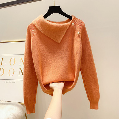 Μοντέρνο γυναικείο πουλόβερ με κουμπιά και στρογγυλό ντεκολτέ