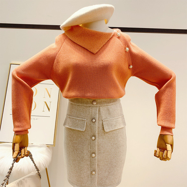 Μοντέρνο γυναικείο πουλόβερ με κουμπιά και στρογγυλό ντεκολτέ