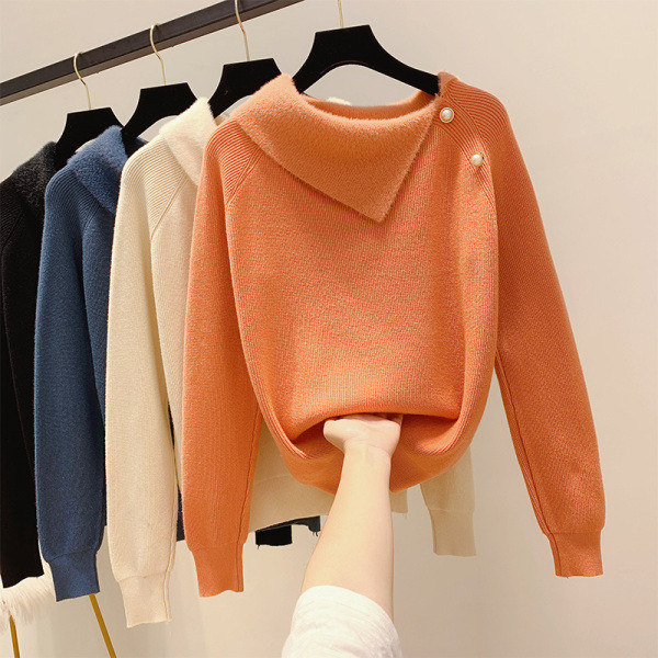 Μοντέρνο γυναικείο πουλόβερ με κουμπιά και στρογγυλό ντεκολτέ