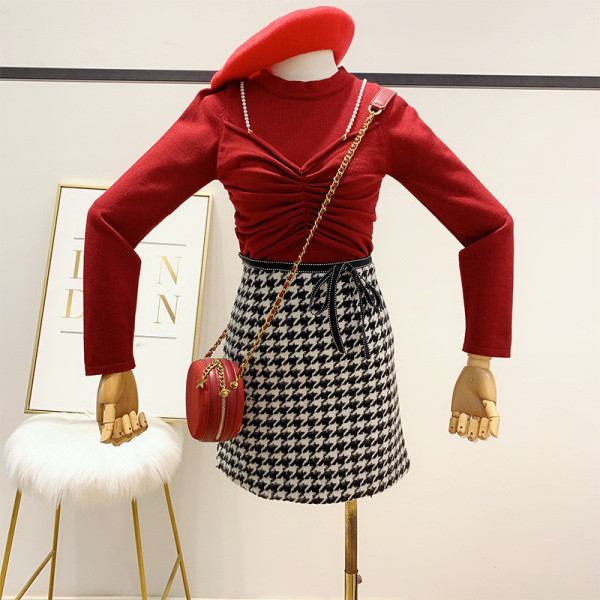 Modern női téli pulóver gyöngylánccal és kerek nyakkivágással