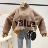 Női téli pulóver magas gallérral és barna és fekete felirattal - széles modell