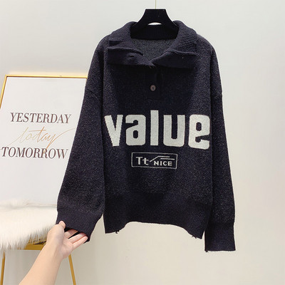 Női téli pulóver magas gallérral és barna és fekete felirattal - széles modell