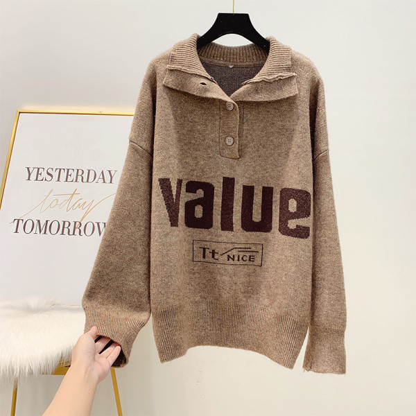 Női téli pulóver magas gallérral és barna és fekete felirattal - széles modell