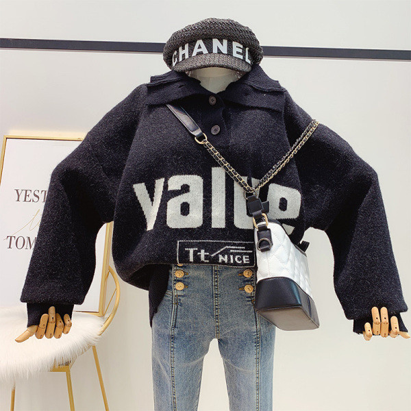 Női téli pulóver magas gallérral és barna és fekete felirattal - széles modell