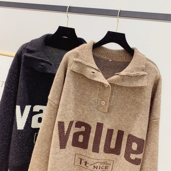 Női téli pulóver magas gallérral és barna és fekete felirattal - széles modell