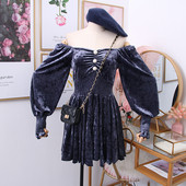 Κομψό γυναικείο φόρεμα βελούδο με γυμνούς ώμους, κουμπιά και μοτίβο με μακρύ μανίκι