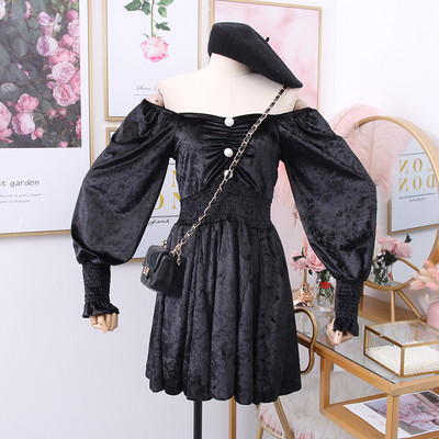 Κομψό γυναικείο φόρεμα βελούδο με γυμνούς ώμους, κουμπιά και μοτίβο με μακρύ μανίκι