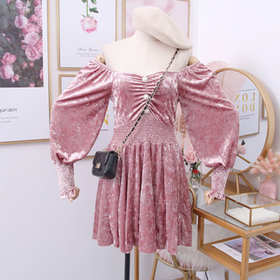 Κομψό γυναικείο φόρεμα βελούδο με γυμνούς ώμους, κουμπιά και μοτίβο με μακρύ μανίκι