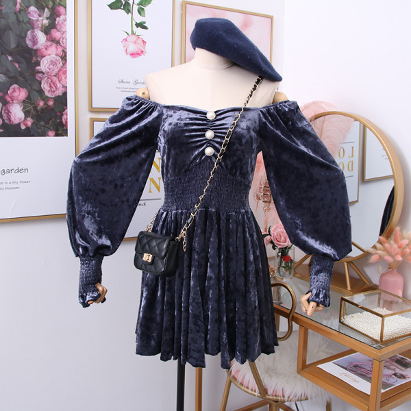 Κομψό γυναικείο φόρεμα βελούδο με γυμνούς ώμους, κουμπιά και μοτίβο με μακρύ μανίκι