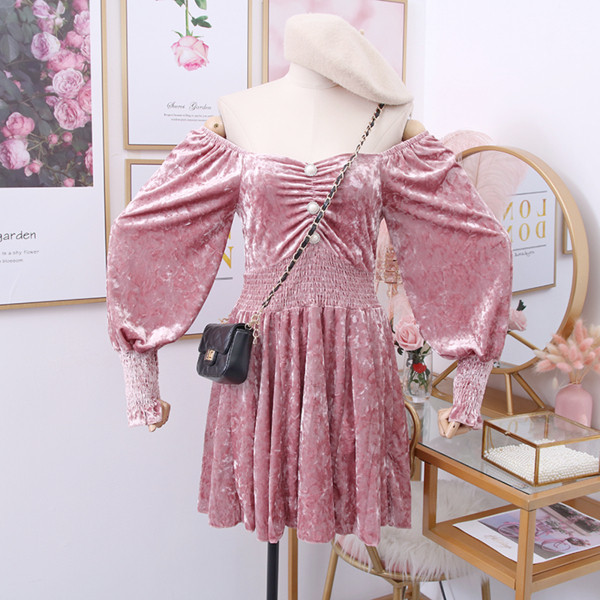 Κομψό γυναικείο φόρεμα βελούδο με γυμνούς ώμους, κουμπιά και μοτίβο με μακρύ μανίκι