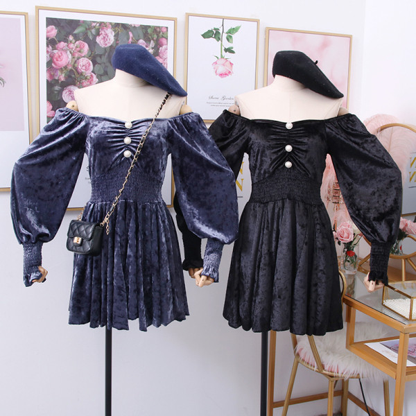 Κομψό γυναικείο φόρεμα βελούδο με γυμνούς ώμους, κουμπιά και μοτίβο με μακρύ μανίκι