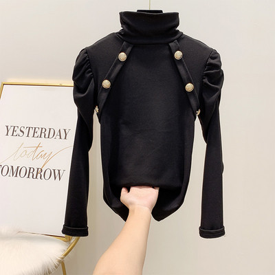 Vékony kötésből készült, vékony női pulóver magas gallérral, puffos ujjakkal és gombokkal