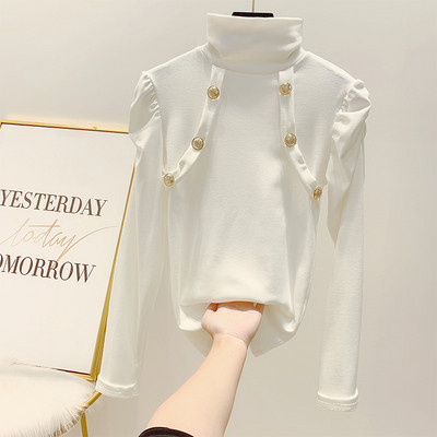 Vékony kötésből készült, vékony női pulóver magas gallérral, puffos ujjakkal és gombokkal