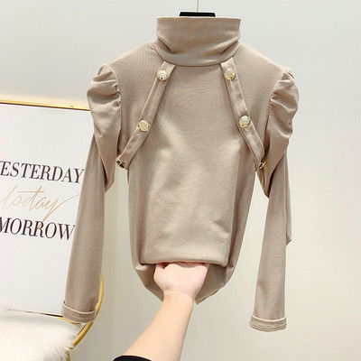 Vékony kötésből készült, vékony női pulóver magas gallérral, puffos ujjakkal és gombokkal