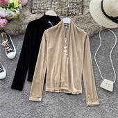 Μοντέρνα γυναικεία μπλούζα βελούδο με λαιμόκοψη και μεταλλικό στοιχείο σε διαφορετικά χρώματα