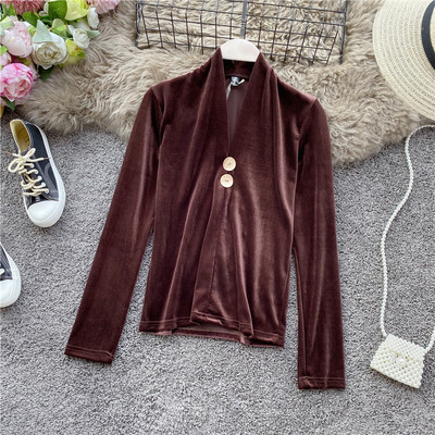 Μοντέρνα γυναικεία μπλούζα βελούδο με λαιμόκοψη και μεταλλικό στοιχείο σε διαφορετικά χρώματα