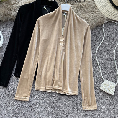 Μοντέρνα γυναικεία μπλούζα βελούδο με λαιμόκοψη και μεταλλικό στοιχείο σε διαφορετικά χρώματα