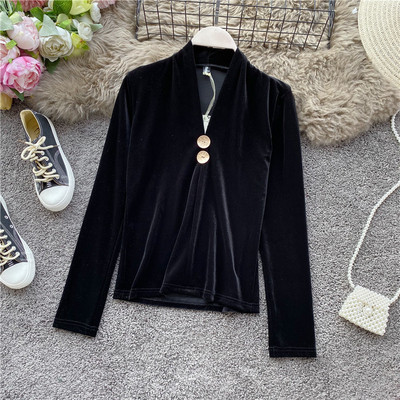 Μοντέρνα γυναικεία μπλούζα βελούδο με λαιμόκοψη και μεταλλικό στοιχείο σε διαφορετικά χρώματα