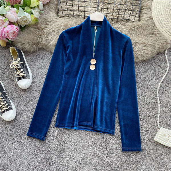 Μοντέρνα γυναικεία μπλούζα βελούδο με λαιμόκοψη και μεταλλικό στοιχείο σε διαφορετικά χρώματα