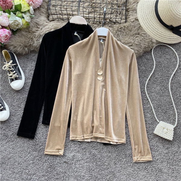 Μοντέρνα γυναικεία μπλούζα βελούδο με λαιμόκοψη και μεταλλικό στοιχείο σε διαφορετικά χρώματα