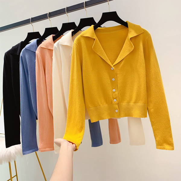 Λεπτή γυναικεία ζακέτα με κλασικό γιακά, μακρύ μανίκι και κουμπιά σε πέντε χρώματα