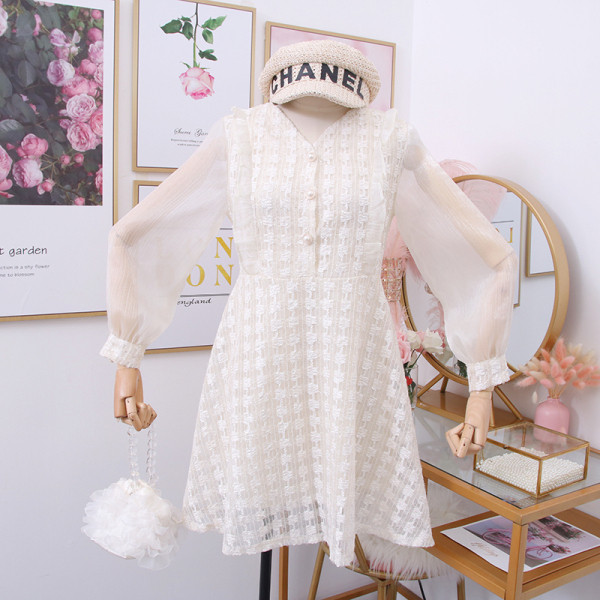 Rochie moderna de dama din dantela si sifon cu decolteu si nasturi spitz - model croiat